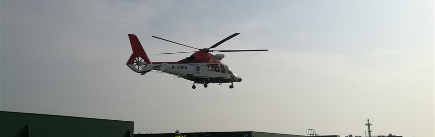 引航员乘坐直升机登船